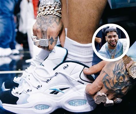 Anuel AA revela detalles únicos de su colección de tenis.